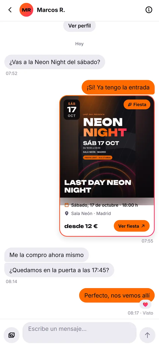 Un chat entre dos amigos en la app, con la fiesta a la que van compartida